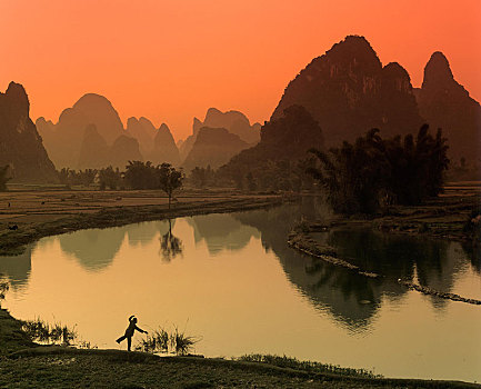 喀斯特地貌,山景,男人,太极拳,旁侧,玉龙河,阳朔,漓江,桂林,广西,中国,亚洲