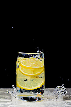 飞溅透明柠檬水