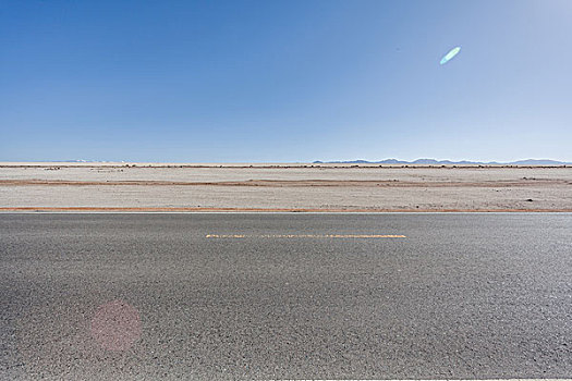 中国西部荒野道路