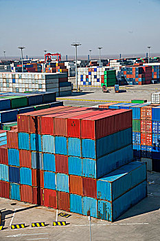 上海经济自贸区洋山深水港集装箱码头堆放的集装箱