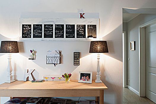 现代,木桌子,两个,台灯,仰视,框架,黑板,墙壁