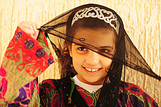 kuwait,city,portrait,of,smiling,kuwaiti,girl,in,traditional,dress,with,light,veil