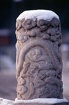 雕龙石栏柱