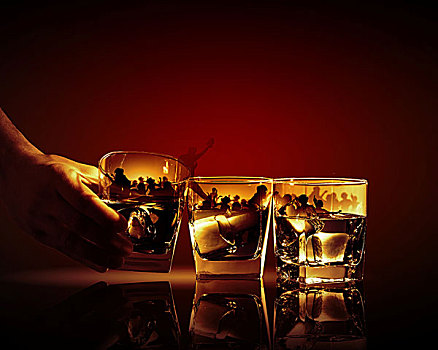 握着,一个,三个,玻璃杯,威士忌,冰,聚会,插画