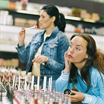 两个女人,化妆,商店