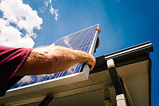 工人,举起,太阳能电池板,同事,站立,屋顶,仰视,特写