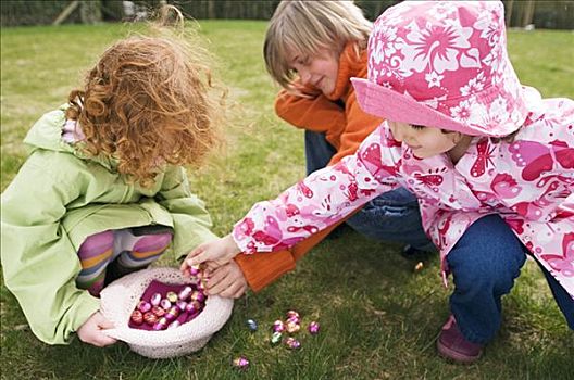 三个孩子,花园,复活节彩蛋