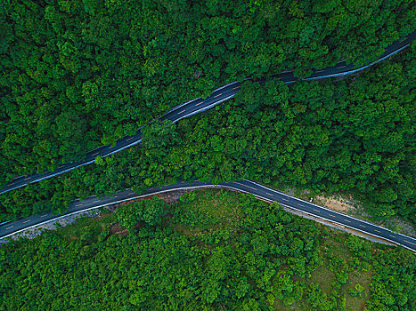 航拍中国南方江河与森林中的公路