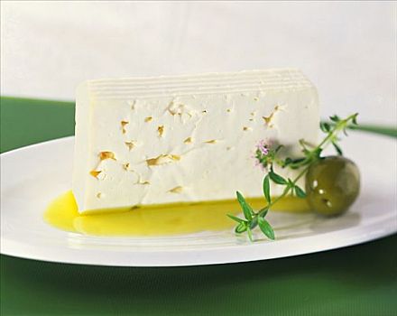 羊奶干酪,橄榄
