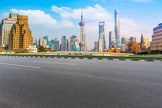 城市道路和和上海陆家嘴天际线