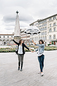女同性恋伴侣,拿着,伞,玩耍,握手,微笑,广场,新圣母教堂,佛罗伦萨,托斯卡纳,意大利