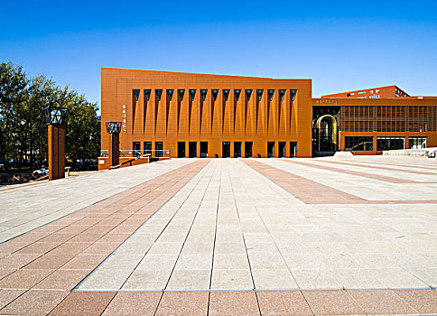 清华大学校史馆建筑外观与地面广场