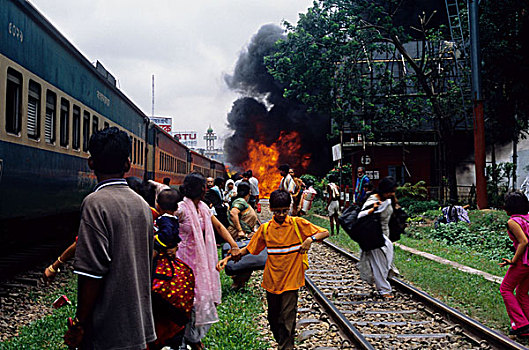人,城市,列车,跑,安全,火灾,抓住,撞击,轨道,靠近,国际机场,达卡,孟加拉,2002年