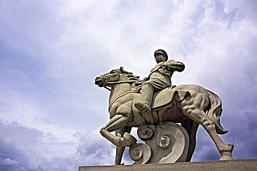 朱德骑马雕像