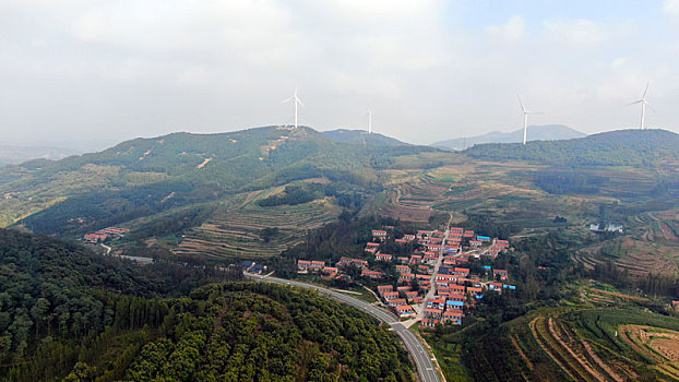 山东省日照市,秋日里的风力发电车成最美风景,绿色能源助力美丽乡村建设