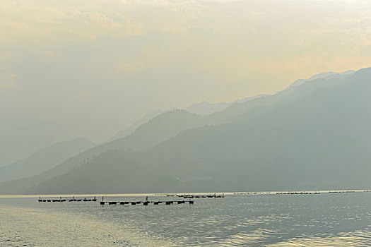 游艇,黄色天空,湖,浪花,水痕,波纹,快艇,船,山,山脉,射光,耶稣光