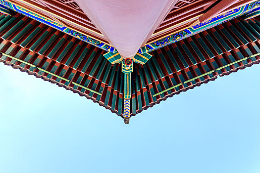 蓝天下的中式建筑飞檐彩绘