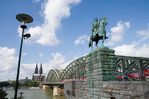 德国科隆大教堂前的桥上雕塑
