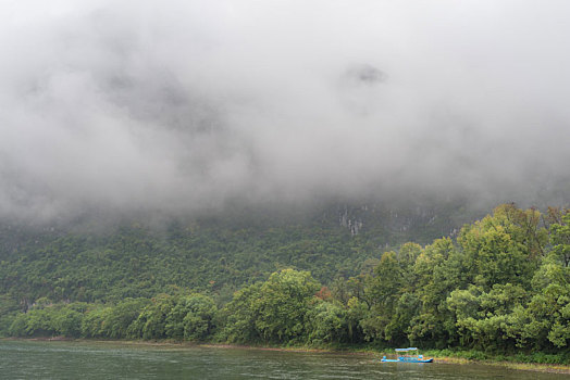 烟雨中的中国桂林漓江山水风光