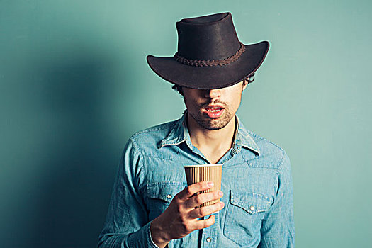 年轻,牛仔,喝咖啡,纸杯