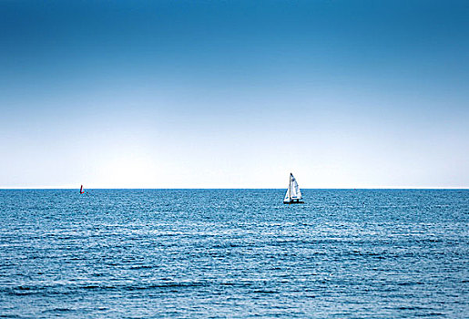 一只帆船在海面上行驶