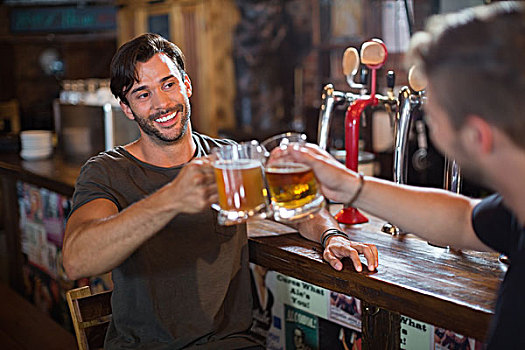 微笑,男人,祝酒,啤酒杯,男性,朋友,酒吧