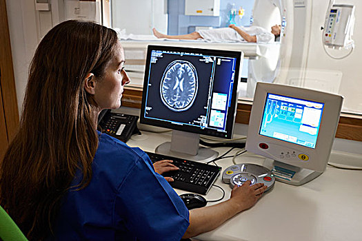 放射科医生,看,脑扫描,图像,电脑屏幕