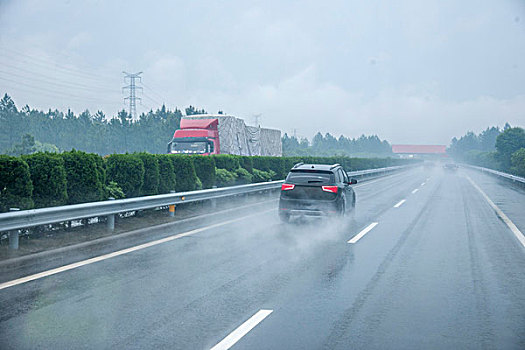 重庆至长沙在雨中g66高速公路