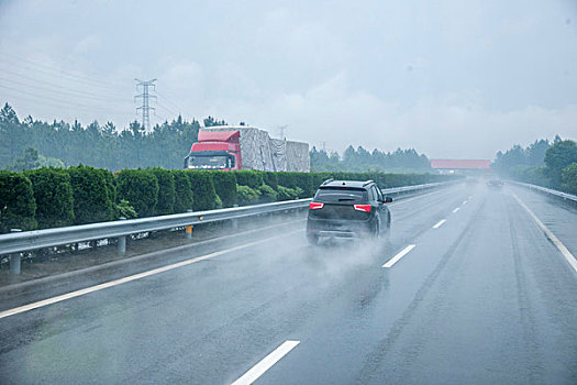 重慶至長沙在雨中G66高速公路