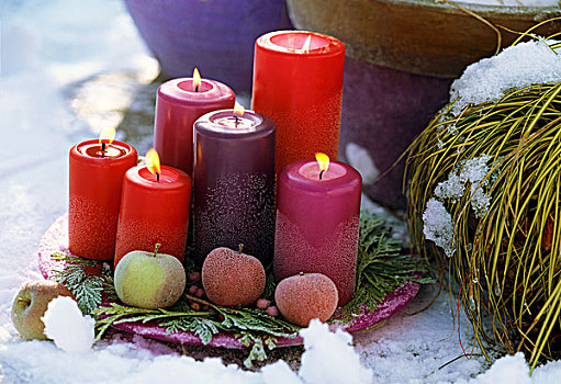 盘子,蜡烛,观赏苹果,雪中