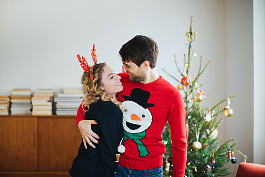 情侣,搂抱,正面,圣诞树,在家