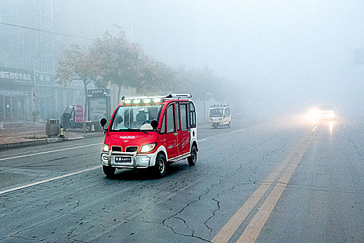 河南滑县,大雾来袭橙色预警,局部能见度小于50米