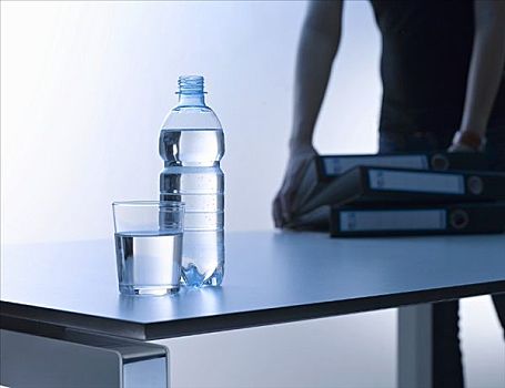 水杯,水瓶,书桌