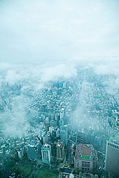 台湾台北市123大厦上眺望云雾中的台北市景