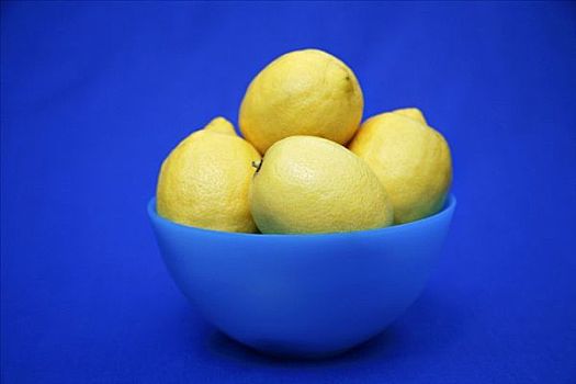 柠檬,碗,蓝色背景