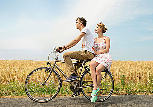 情侣,骑自行车