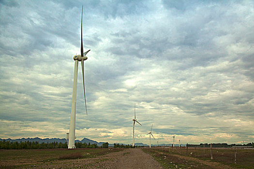 草原上的风力发电站和路