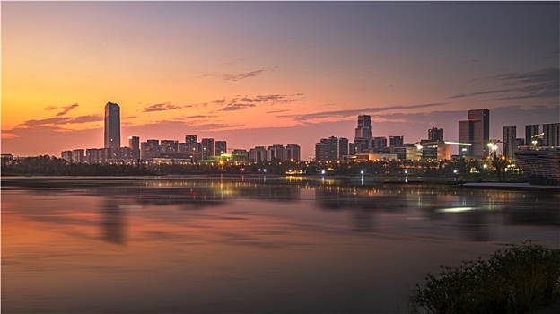 四川成都天府新区兴隆湖沿岸夜景