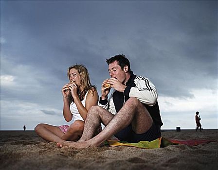 伴侣,吃,汉堡包,海滩