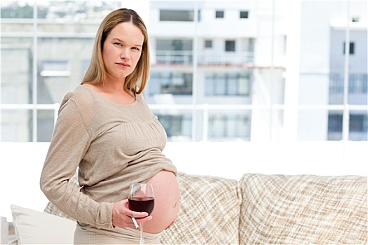 孕妇,葡萄酒杯,香烟
