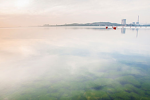 平静的湖水和天空