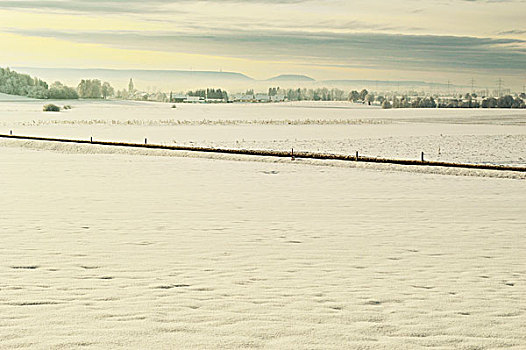 公路通过白雪覆盖的田野,在冬季,附近的,符腾堡,德国