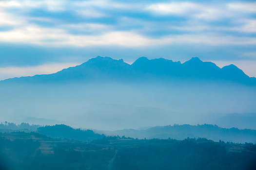 戶外高山云霧繚繞自然景觀