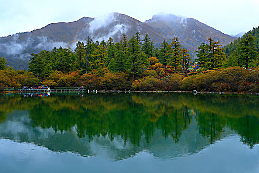 四川亚丁风景区珍珠海