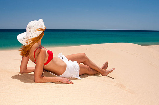 女人,戴着,帽子,比基尼,日光浴,沙滩,索塔文托,哥斯达黎加,巴伊亚,富埃特文图拉岛,加纳利群岛,西班牙,欧洲