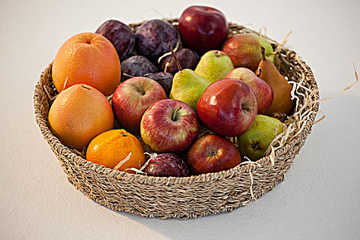 特写,多样,水果,柳条篮,白色背景