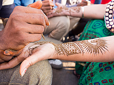 散沫花染料,女人,牵手,斋浦尔,拉贾斯坦邦,印度