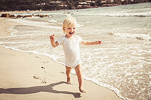 男孩,走,海滩,微笑