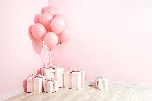 气球与礼盒,粉色背景