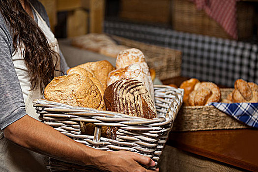 女性,职员,拿着,柳条篮,多样,面包,台案,糕点店,店,中间部分